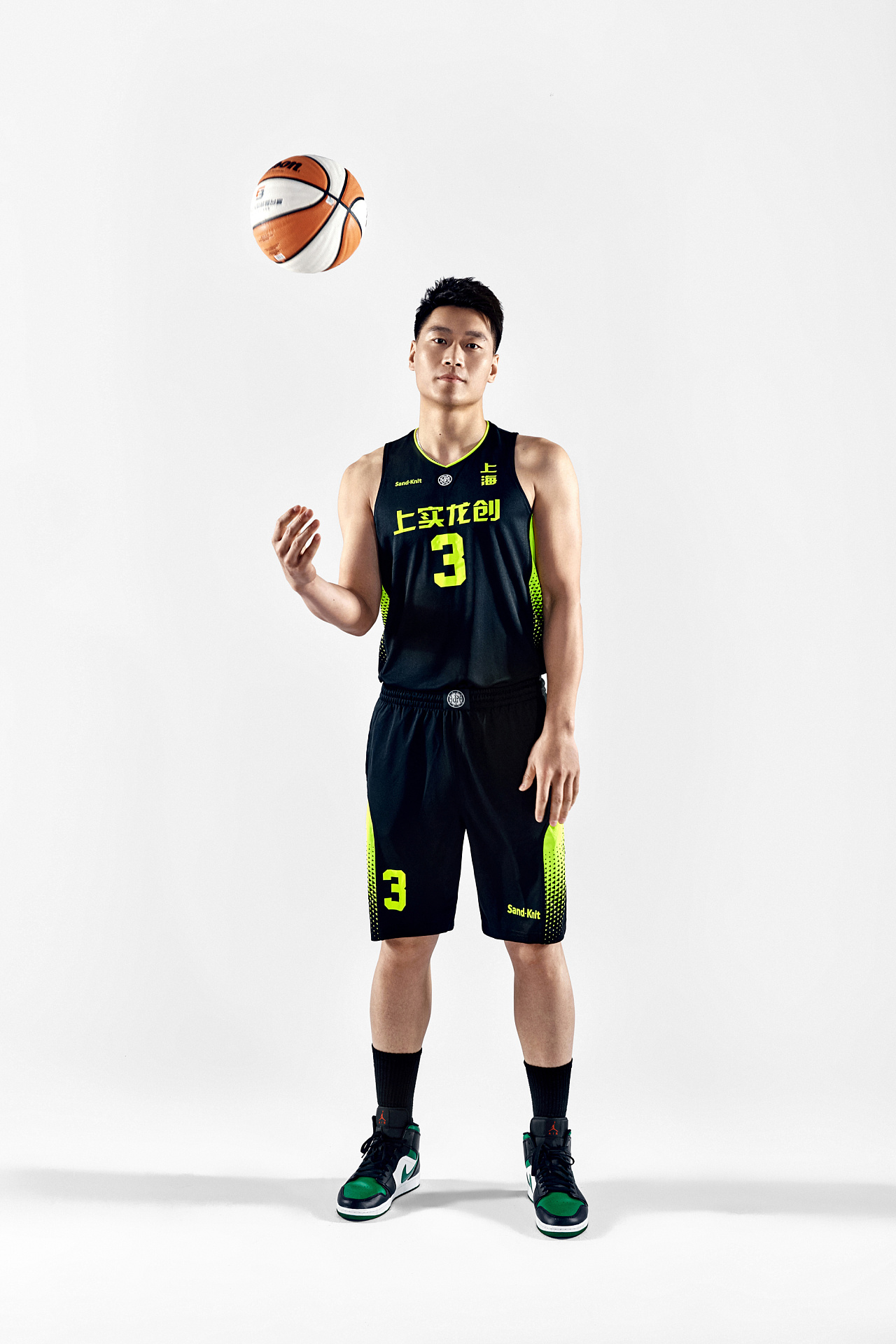 上实龙创篮球队定妆照