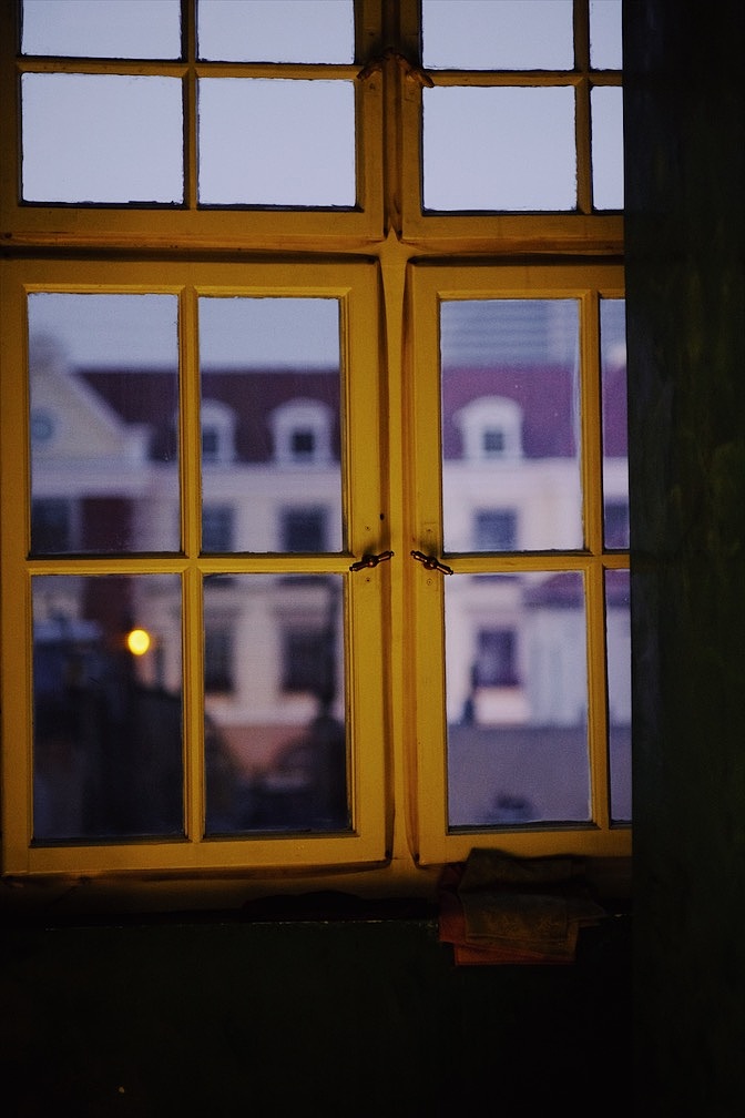 窗外能看见欧式建筑的虚影。