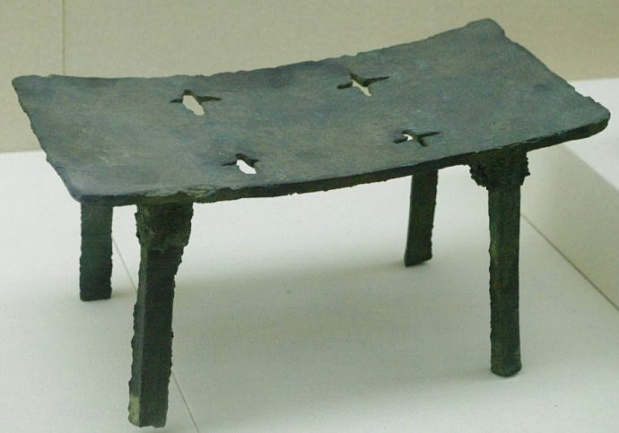 俎。砧板,切肉用,宰割的工具。大多为木头,青铜的很少见。所谓“人为刀俎,我为鱼肉。”
青铜俎。春秋,安徽博物馆收藏。