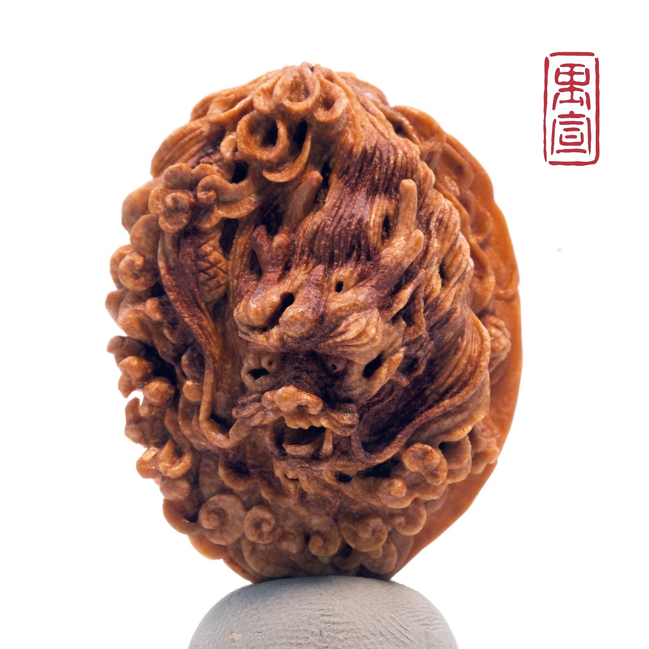 《云龙》双面桃核雕刻