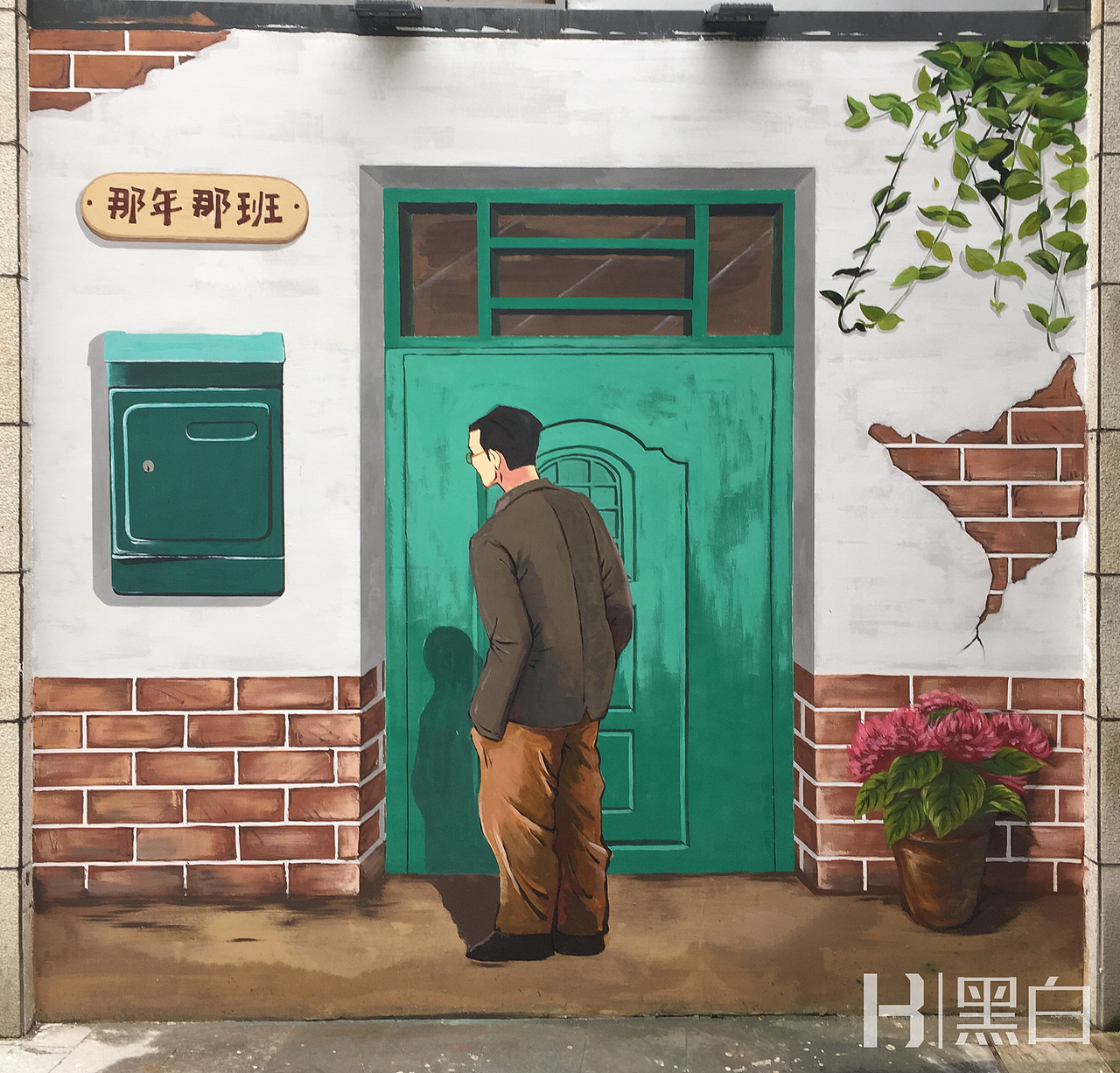 ▲班主任站着好像在想什么