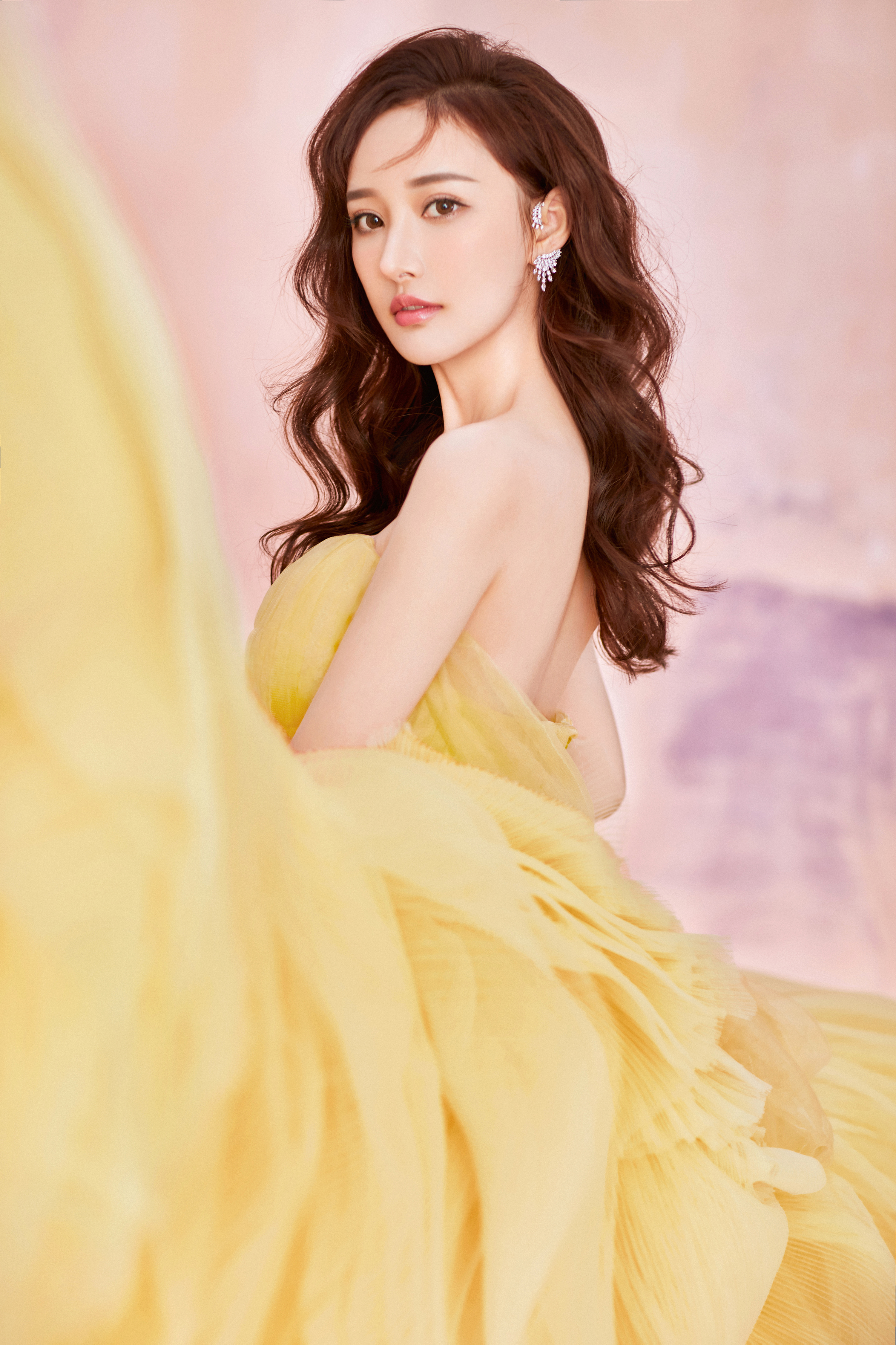 淡黄的长裙蓬松的头发图片