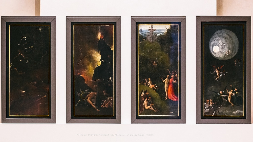 这幅四联画是我的最爱，尤其是最右边的通向天堂隧道那张更是Taschen出版的博斯小厚本的封面。《来世的四大幻想》来自希罗尼穆斯-博斯 (Hieronymus Bosch，约1450-1516年) 这位是我的最爱，之前尼德兰篇也提到过，他极端富有想象力的作品与充满了荒诞怪异形态的表现方式，被认为是象征主义的先驱，而实际继承这种艺术思潮的人们，活跃于19世纪末……他，领先了近400年……来讲讲这幅四联吧，顺序其实不重要，每幅都单独可存在也可以连起来看，这就是博斯的魅力！左①如同黑板，实则是地狱深处的场景，细看则有魔鬼的轮廓，充满了不详的气氛，同样戏剧性十足，左②就明显了，代表着地狱场景的火山在他的画作中经常出现，魔鬼在画前方刺向人的背后，如同毁灭的世界般阴暗的画面同样给人压抑的质感。右②就是天堂了，人们被天使围绕，绿色的草坪上自由自在的观赏着风景。右①则最为有趣，它如同一个隧道一般，让天堂的彼端与人间的此端相连，幸福的人们被天使带领着穿过这个隧道，非同心圆的画法仿佛缩微画的方式，而彼端的强光之下有位人物正在等待着这些人，并向他们招手，这种气氛烘托出了现实的黑暗与天堂的光明，可谓巧妙至极，我实在太喜欢他的画了，我吹破天！<br>