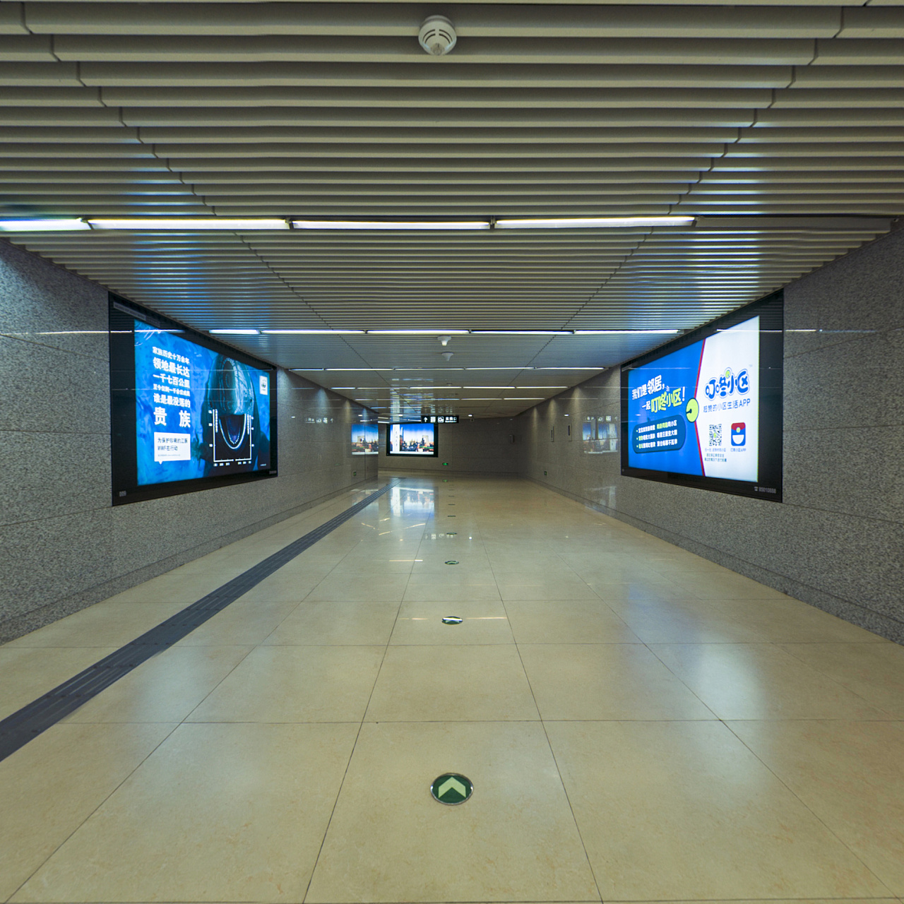 地铁8号线通道全景拍摄