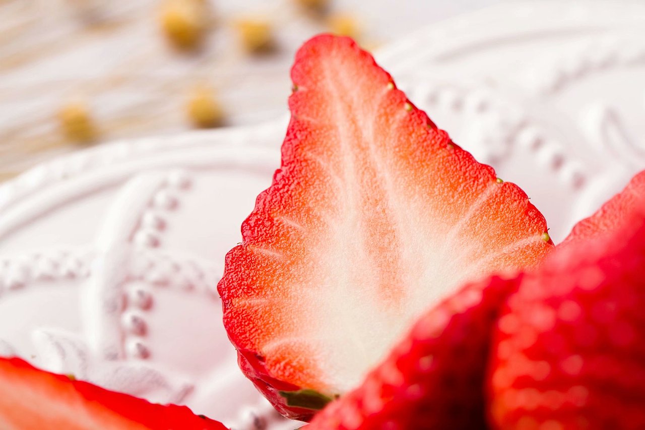 草莓果实摄影图高清摄影大图-千库网