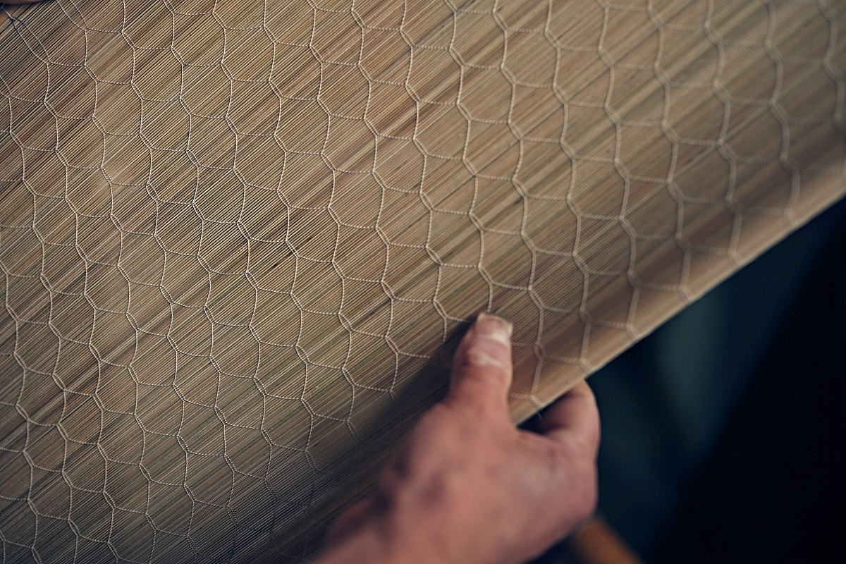 捞纸的竹帘有不同的花纹,不同的竹帘制作出来的宣纸纹理会不同,使用