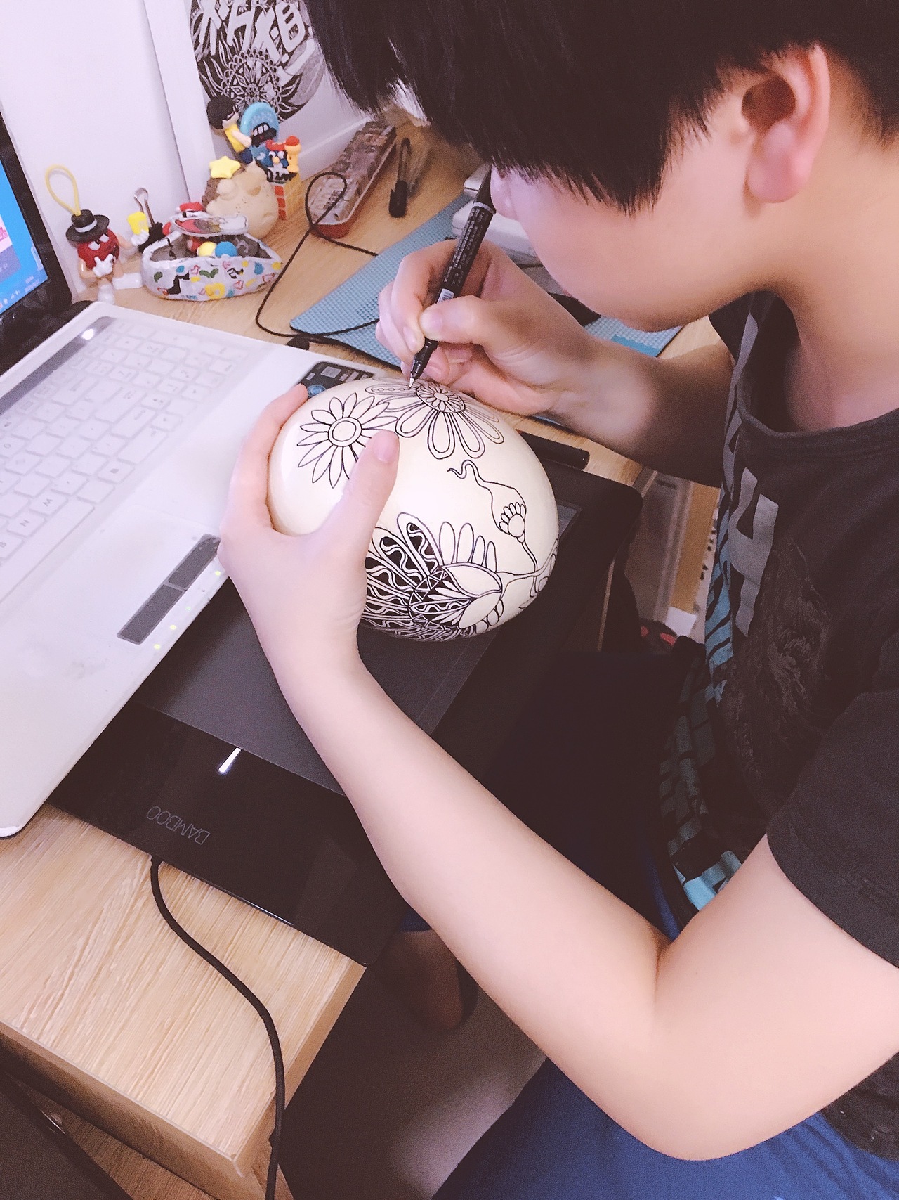 鸵鸟蛋黑白插画