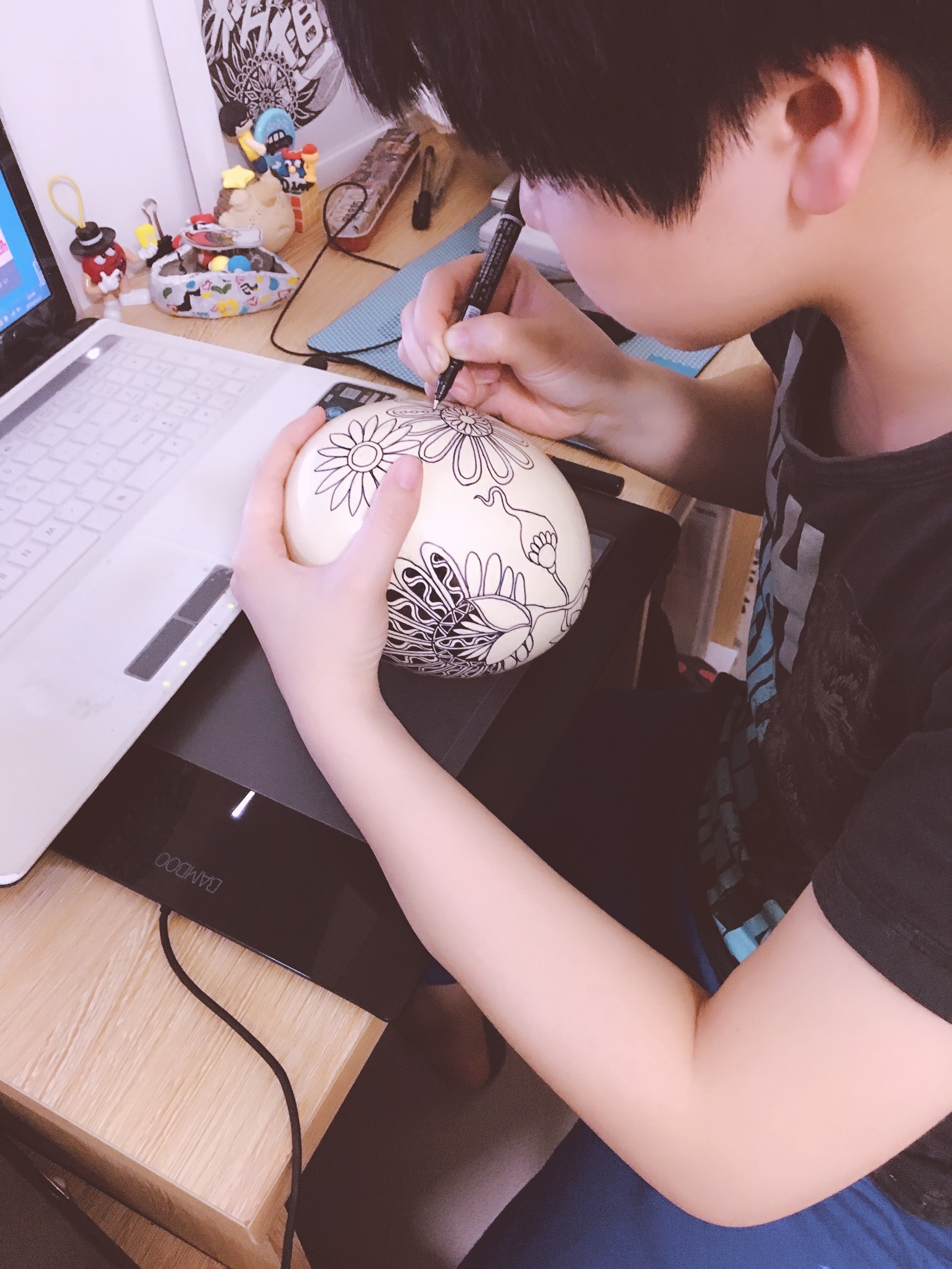 鸵鸟蛋~黑白插画