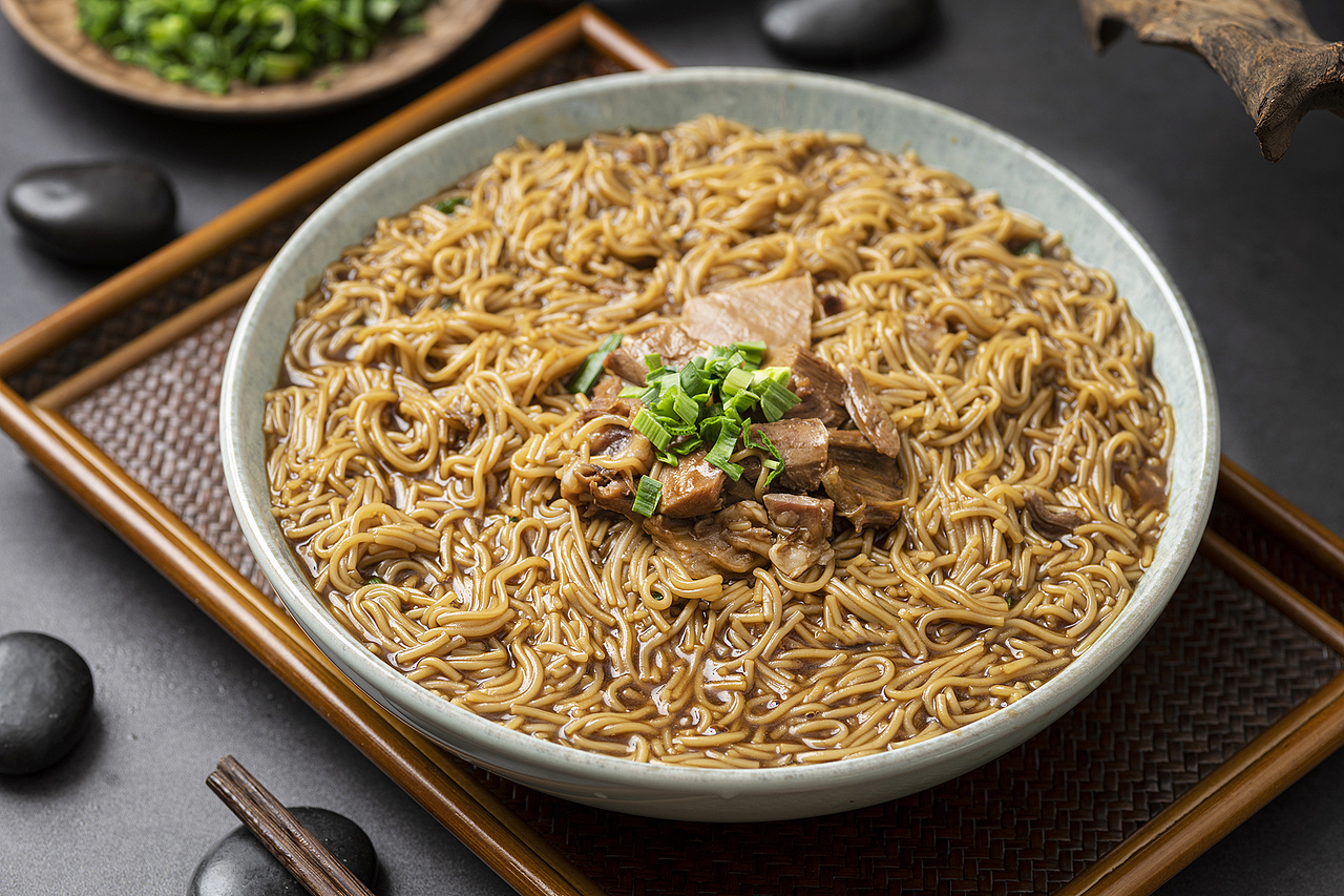 羊肉烂糊面  br>羊肉烂糊面是延陵的特产,取材于本地农家饲养了一年到