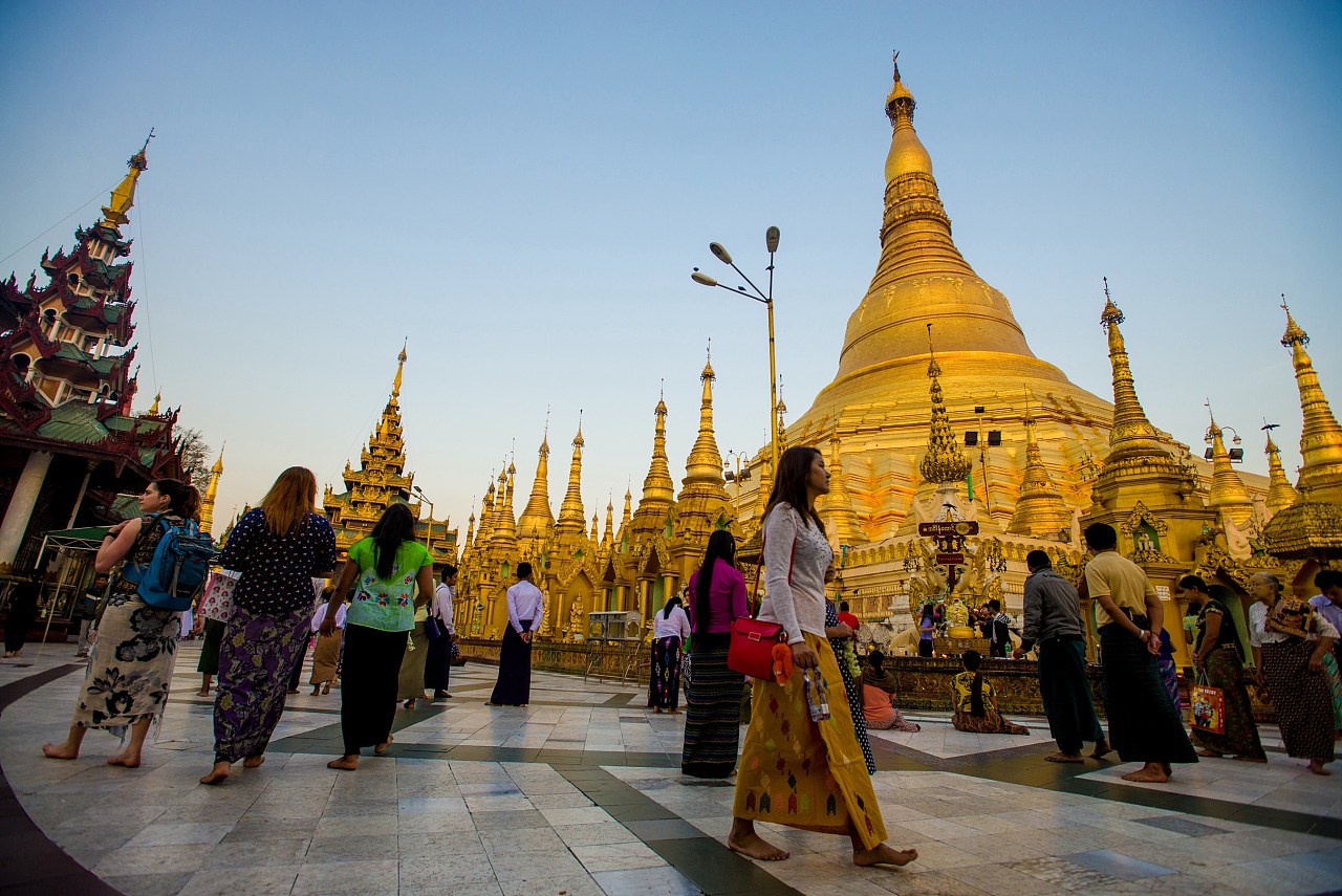 缅甸一座神秘佛塔，建造600多吨的黄金石头上|缅甸|大金石|佛塔_新浪新闻