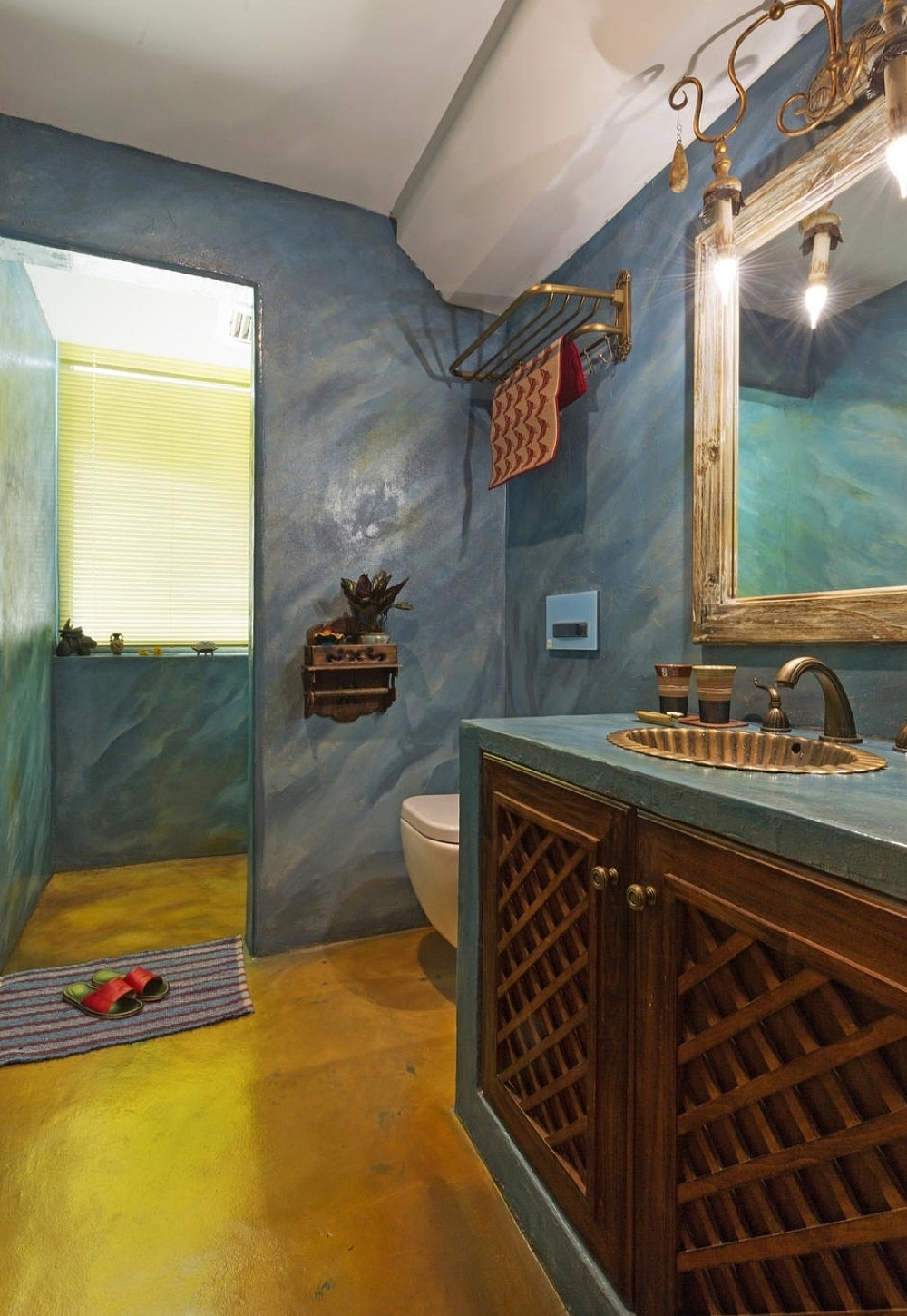 鲜色的卫生间让人感觉在热带雨林。