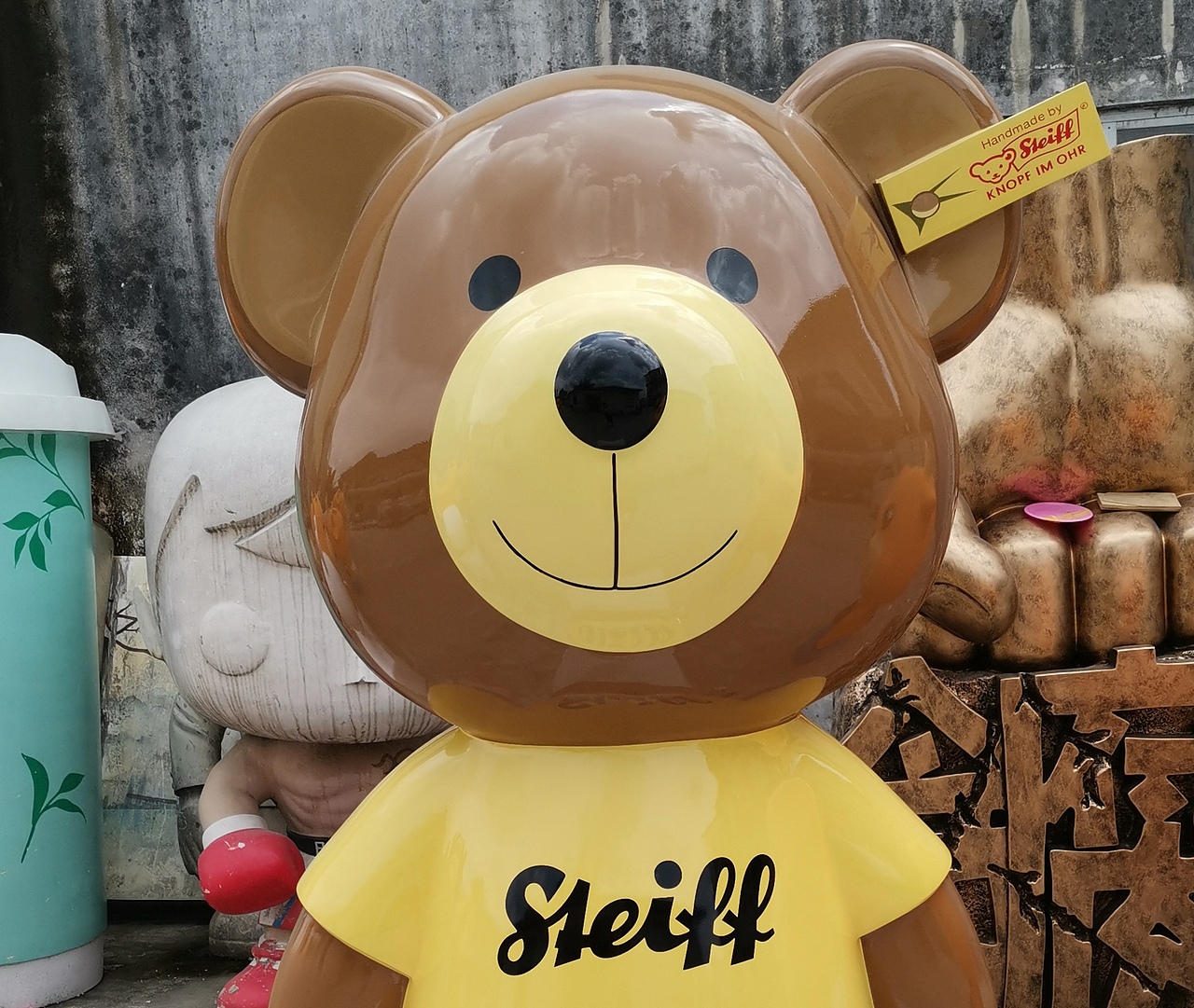 抱抱熊公仔熊仔卡通玻璃钢定制商场店铺雕塑树脂美陈