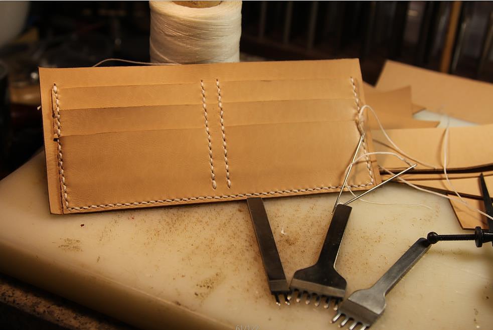 女款三折皮雕钱包 详细的制作过程 一个皮具的诞生（图ZMjI2NzMzMTY=） - 工艺品设计 - 站酷设计师皮雕达人原创素材 - 站酷ZCOOL