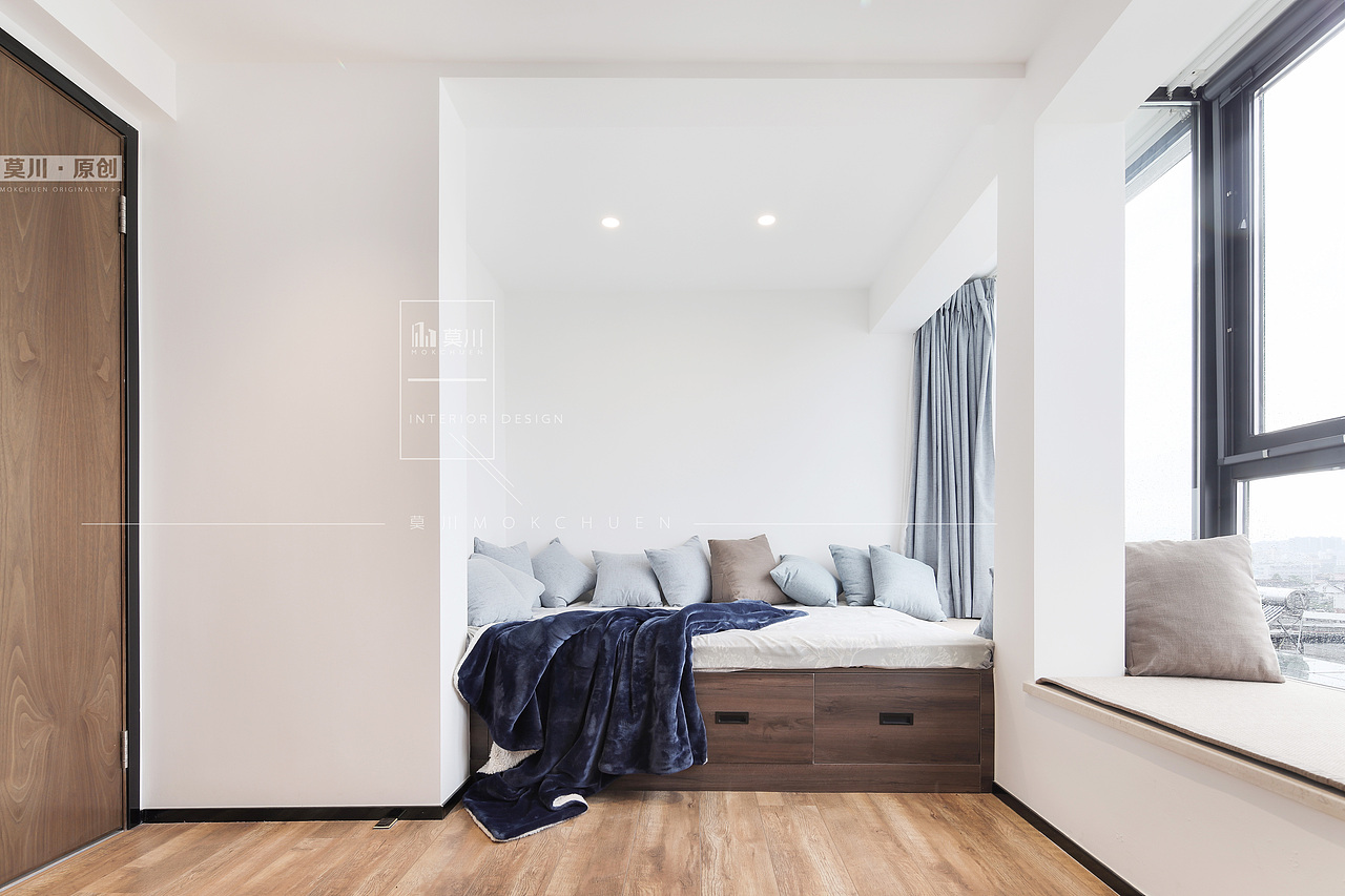 方正的大飘窗就如同一个巨型相框,时刻定格记录窗外的美好风景。