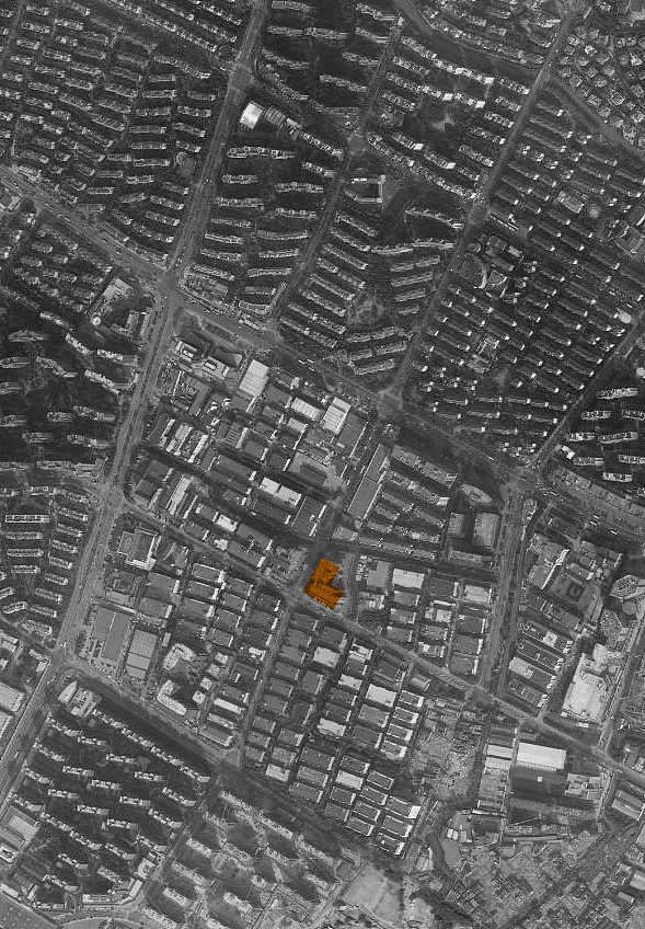 项目地址:
同普大厦<br>项目名称:上海玺夏实业有限公司<br>项目地址:上海市普陀区同普路1220<br>设计面积:220平方米<br>设计团队:上海蒽木室内设计有限公司<br>项目类型:同普大厦701,框架结构,东、南两面为落地窗<br>设计难点:吧台上下水排水问题、设立两个独立办公空间加一个储藏室再有一个可容纳20人的办公场所、产品陈列需求大、<br>设计要点:满足所有区域需求的前提下整体统一且通透、开放且半隔断式的陈列、360度环绕式陈列给客户包围式的感受、靠墙的洽谈区域舒适光线充足、吧台设计大气统一<br>