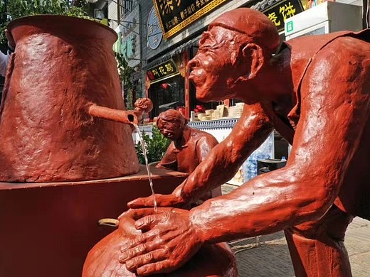 也带您欣赏酿酒过程雕塑