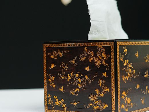 描金蝴蝶纹纸巾盒