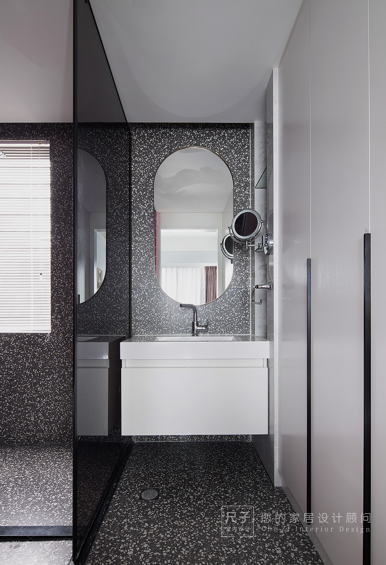 私密的主卫空间，有粉红小方砖与水磨石的大胆碰撞，也有灰玻与百叶窗对光影的诠释。