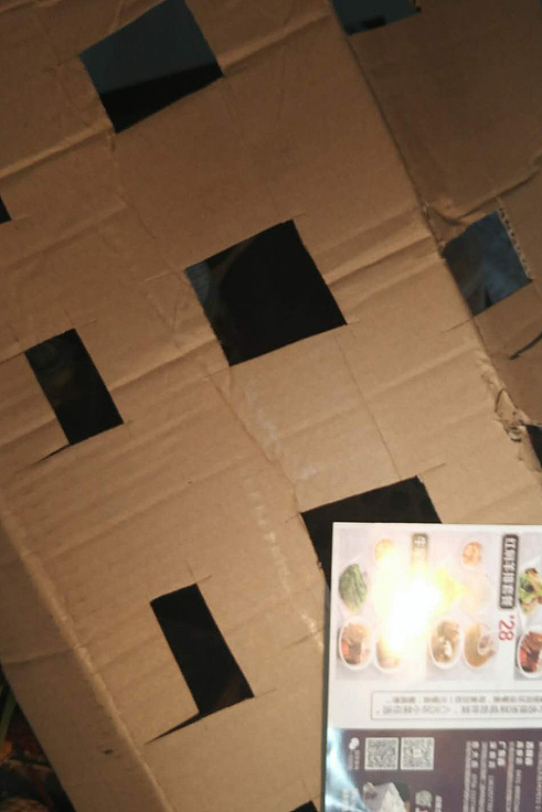 再捡个废纸板,刻刀划几个孔用来控制局部光