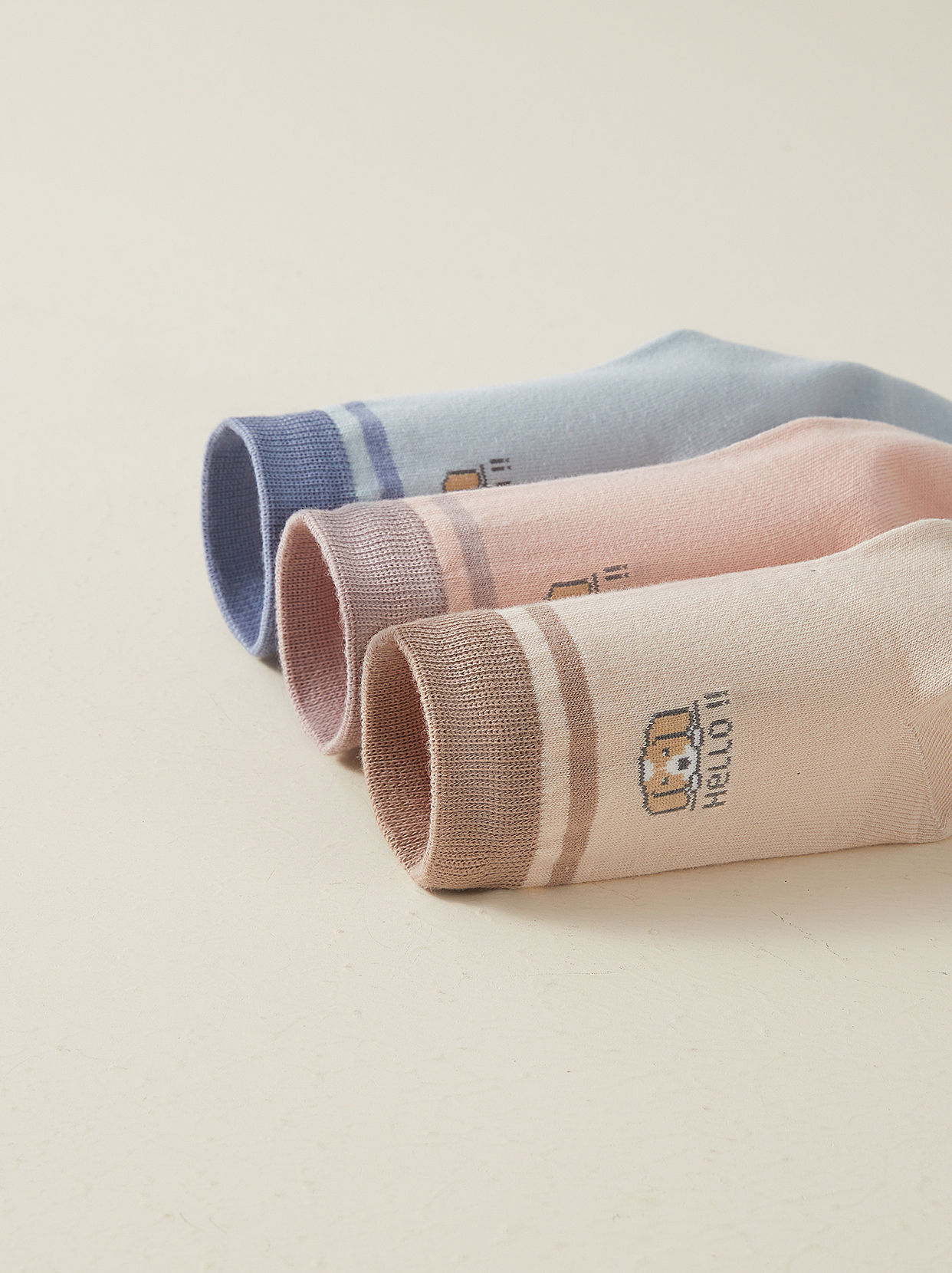 拍了一组舒适的少女款中筒袜子～