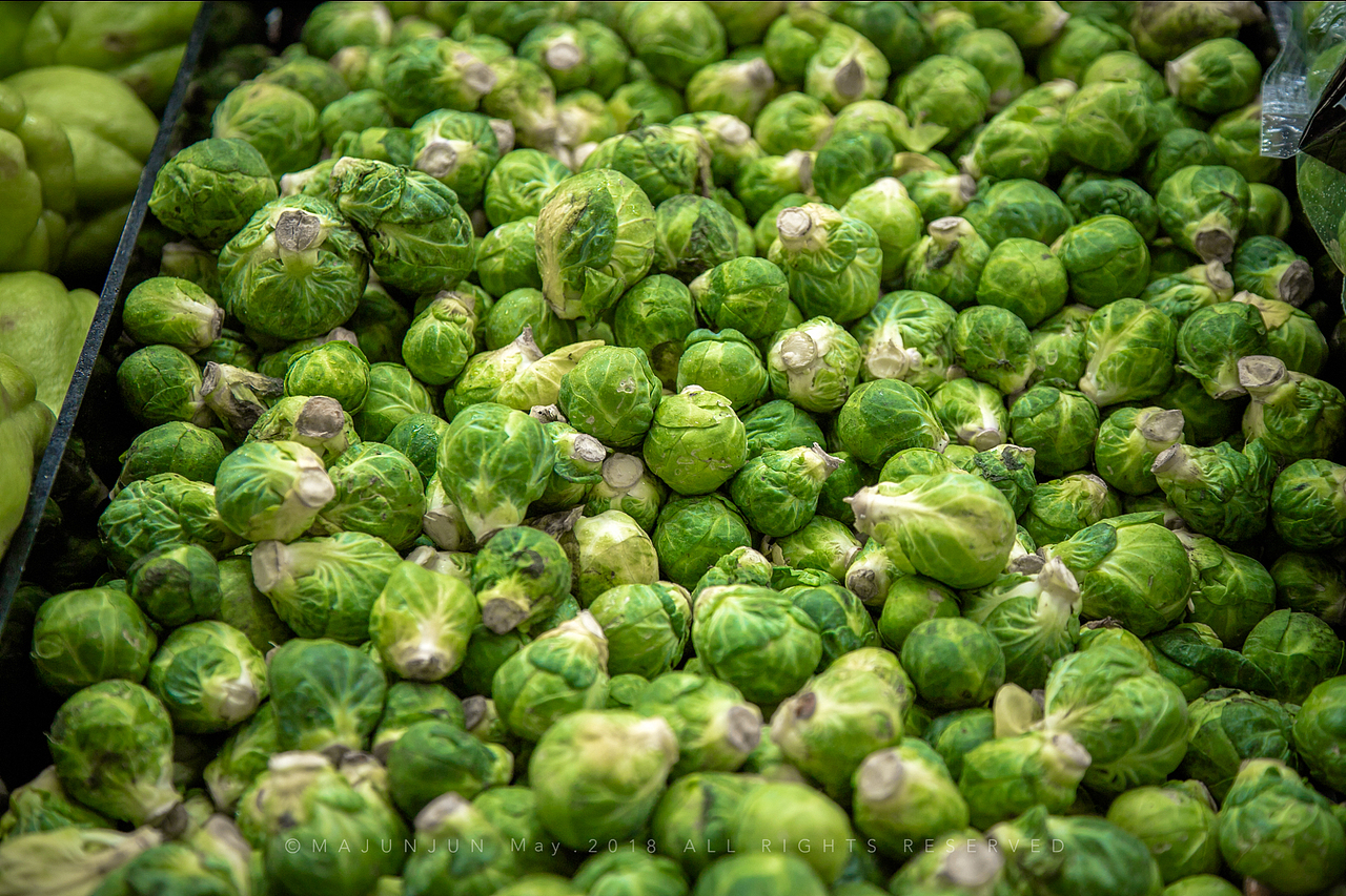 超市采购食材,蔬菜价格可不便宜。