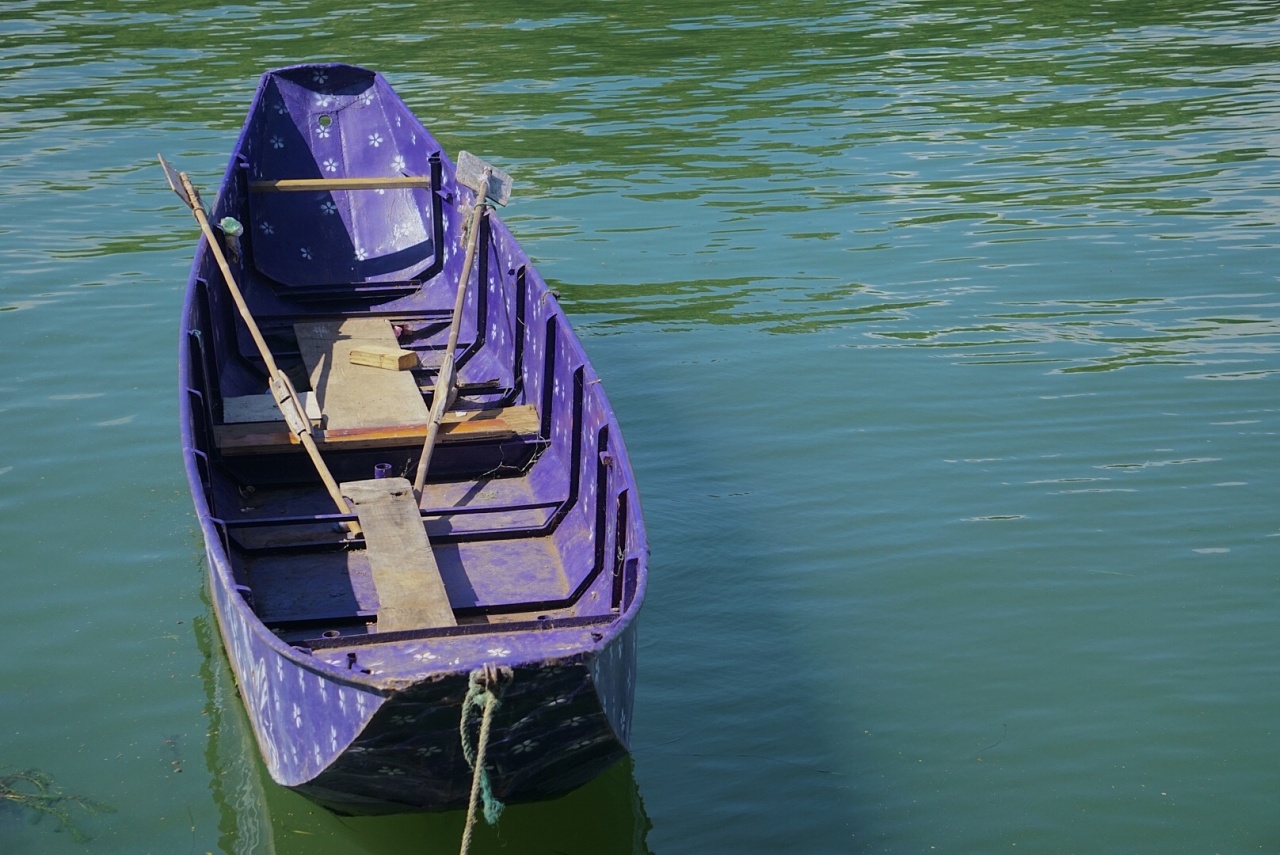 高清晰美丽的紫霞湖船壁纸