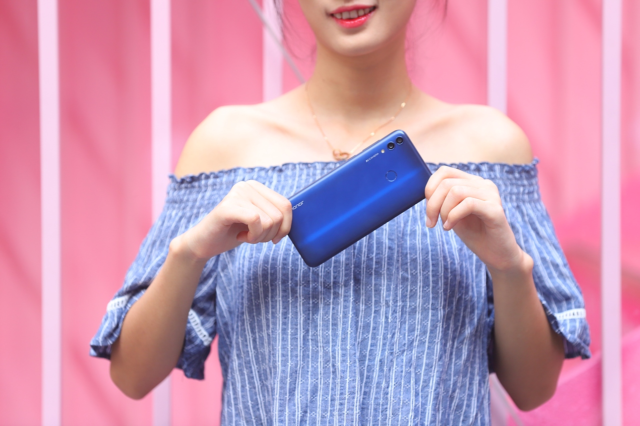 华为荣耀8C手机外景模特拍摄（图ZMjAxMDIwNjM2） - 产品摄影 - 站酷设计师艾小北原创素材 - 站酷ZCOOL