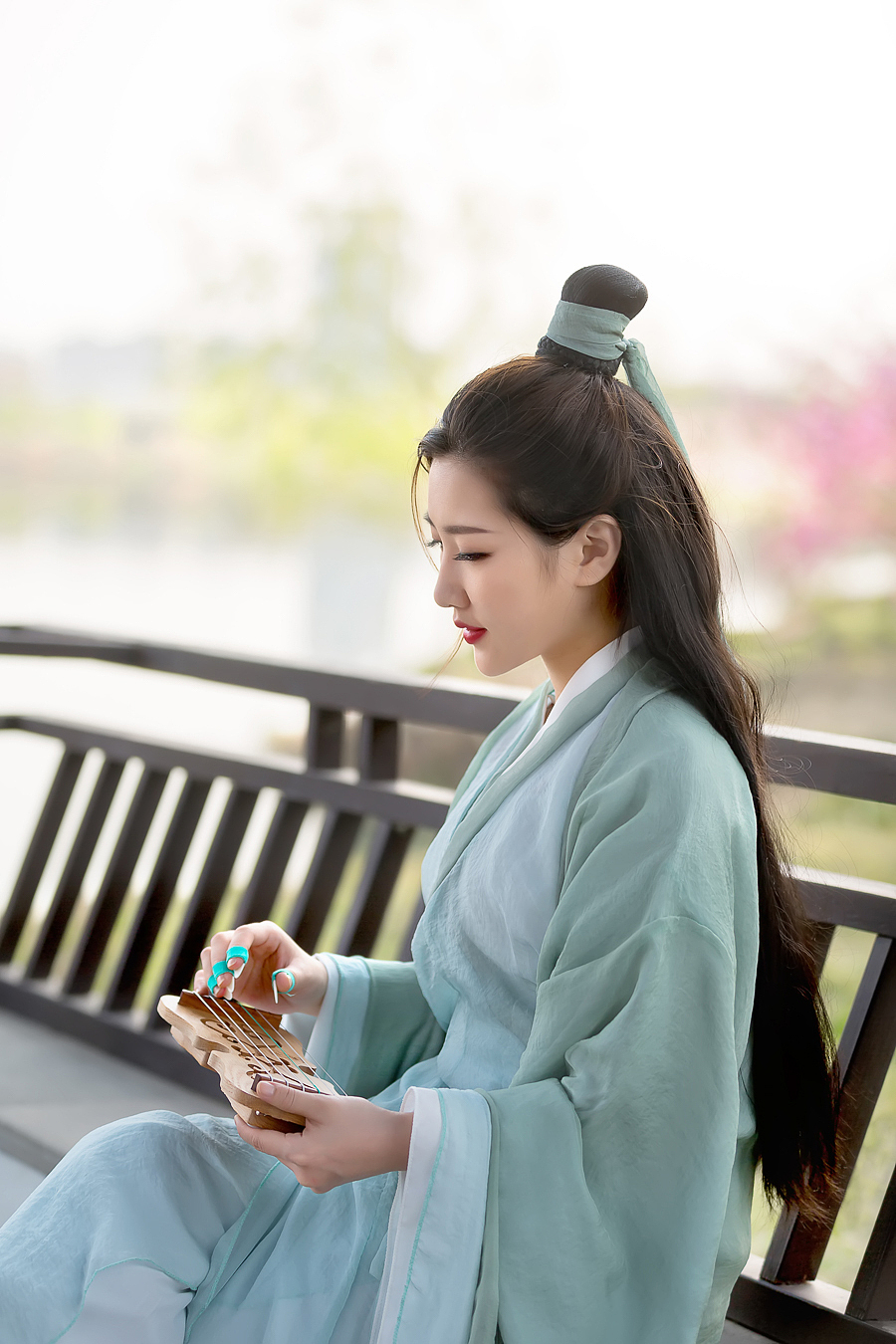 弹古筝的汉服小姐姐