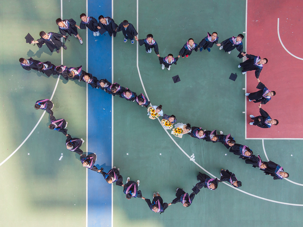 航拍小学生毕业照队形展示