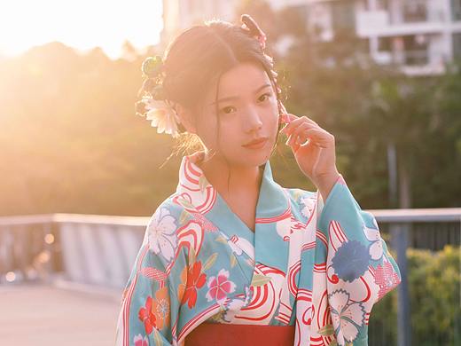 夕阳下の和服少女