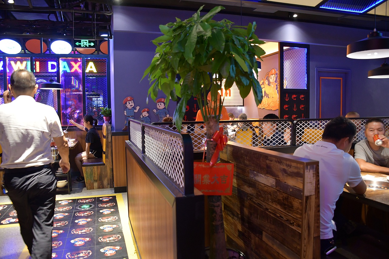 阿味大虾火锅连锁餐饮旗舰店实景拍摄 - 连锁加盟品牌（图ZMTcyNDg5Nzg4） - 人像摄影 - 站酷设计师英皇视觉原创素材 - 站酷ZCOOL