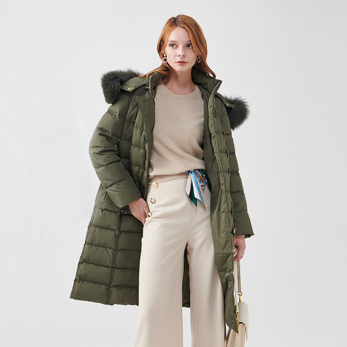 羽绒服本身就比价臃肿繁琐,所以内搭一定要讲究干净,像这样的全套米色内搭值得推荐,也可以沿用夏季的丝巾来提高腰线