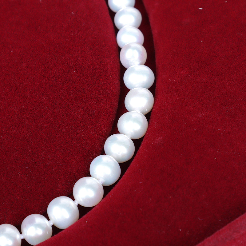 项链纯色背景拍摄