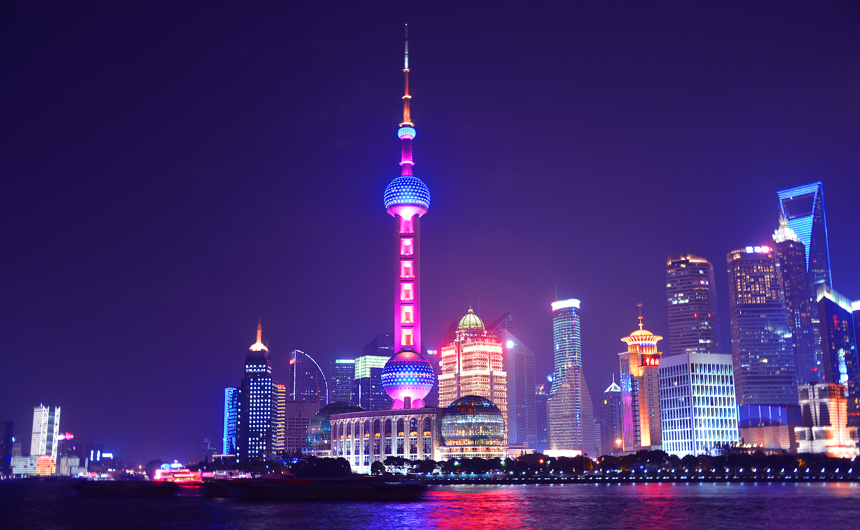【携程攻略】上海东方明珠景点,来上海旅游的游客必去的景点之一，多年以来就代表着上海，但本地人一…