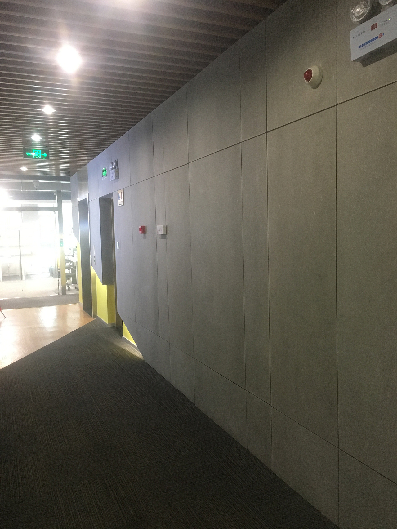 腾讯众创空间写字楼木丝板内部通道案例分享