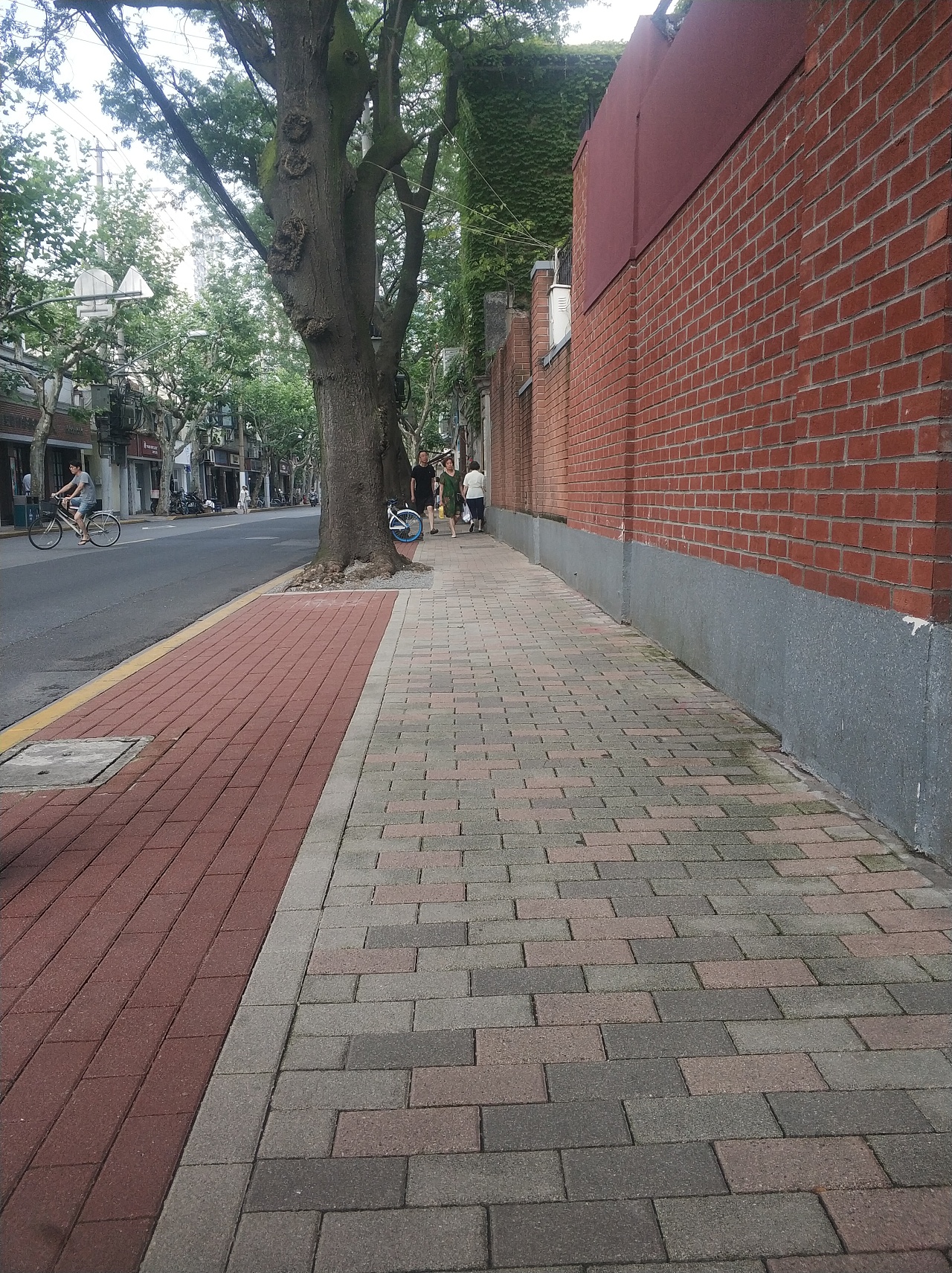 2018年静安寺街道美丽街区愚园路道路小广场改造