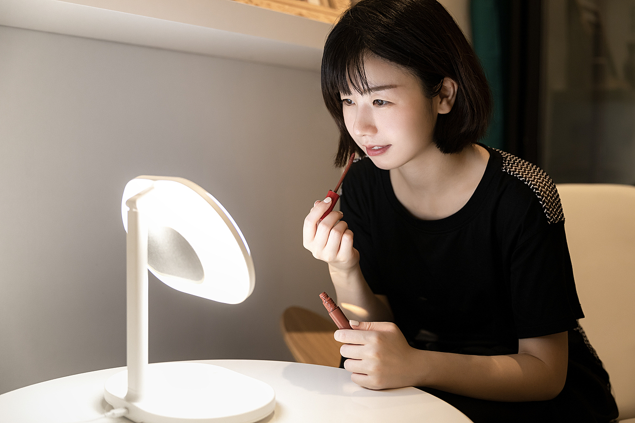 品牌案例丨MOMAX Q.LED3 无线充电蓝牙美妆镜台灯（图ZMTcyNDY0NDA0） - 产品摄影 - 站酷设计师白底图原创素材 - 站酷ZCOOL