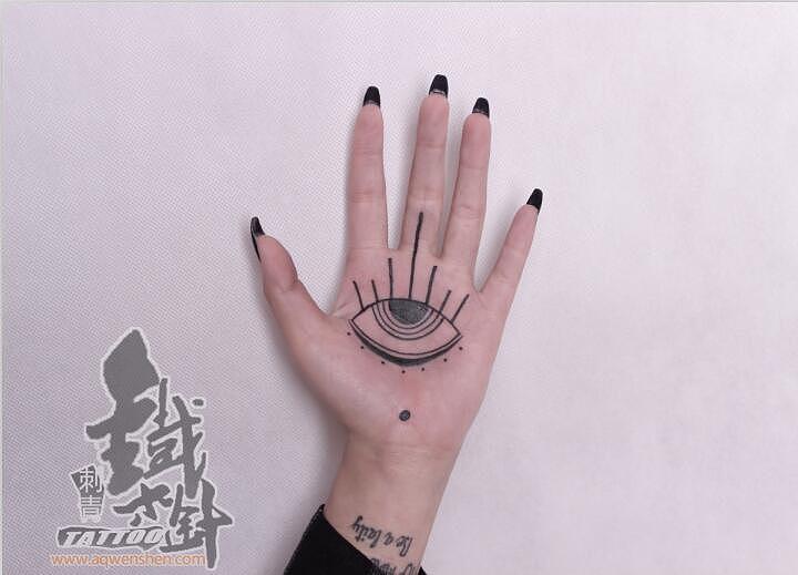 手掌纹身眼睛纹身