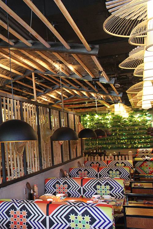 接下来,从这个原生态的定位发散,我们把餐厅的文化定位成海南泛黎族的