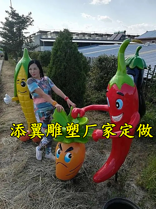 户外感受全域旅游之美巨大玻璃钢辣椒娃娃雕塑让你心醉