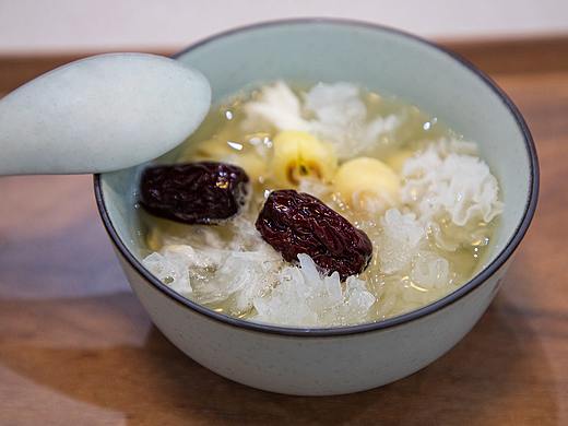 莲子百合银耳羹