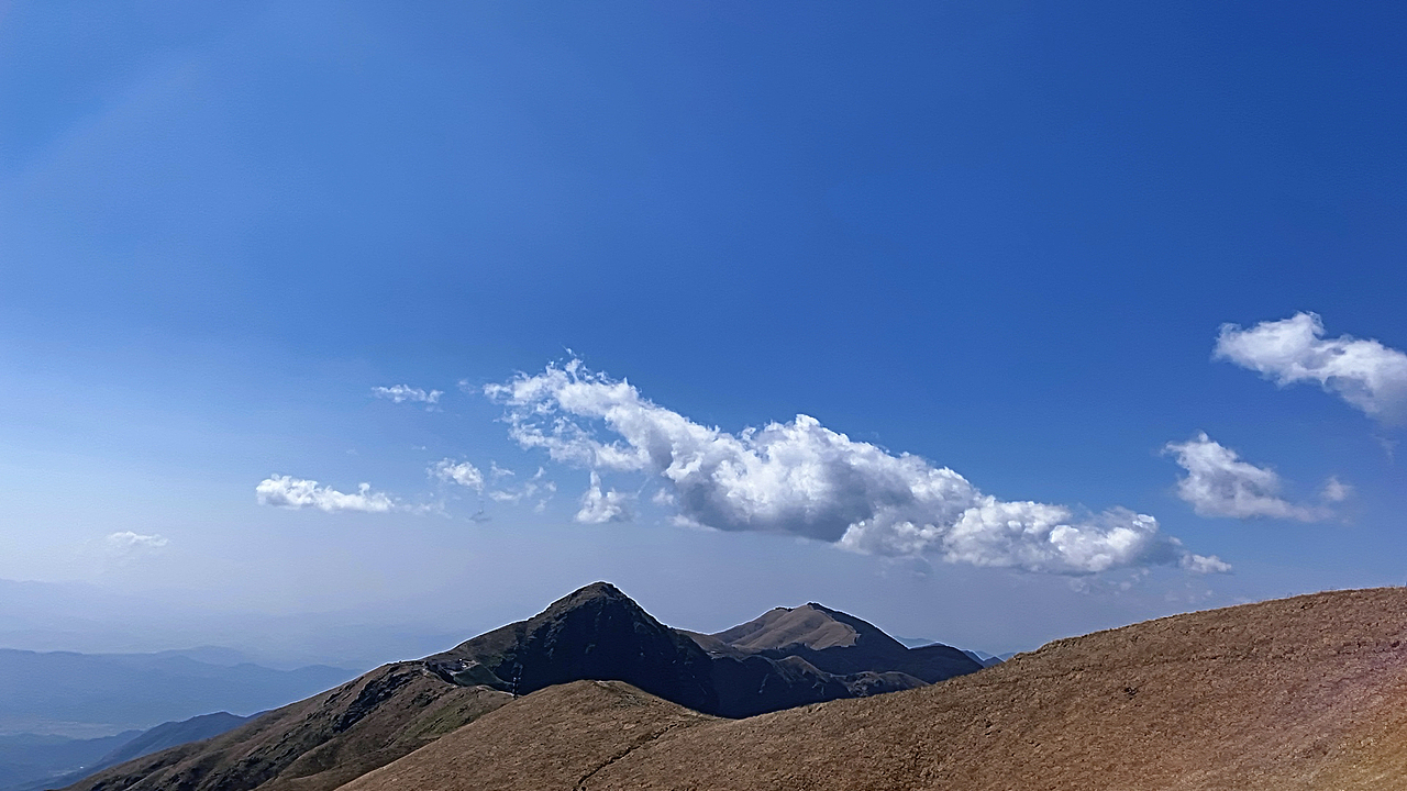 蓝天映衬下的风景