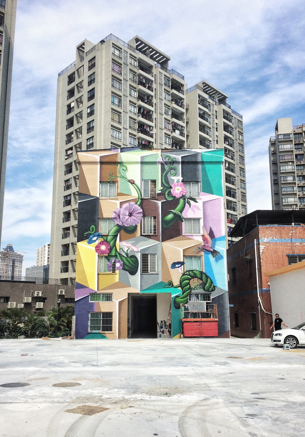 揭秘东莞离奇楼体一夜之间背后涂鸦的故事