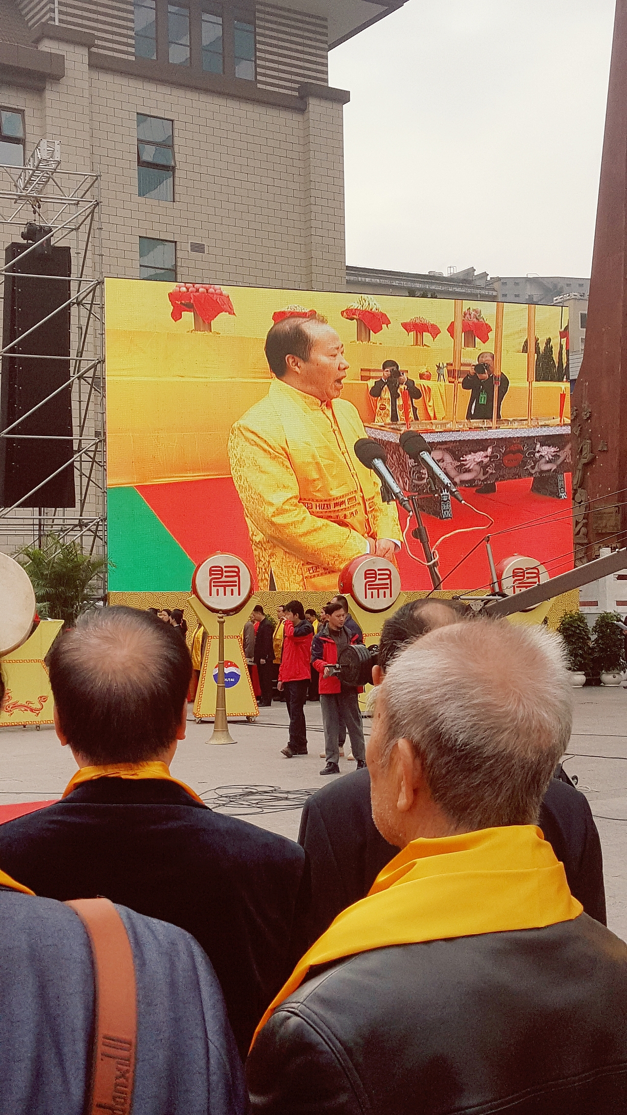 茅台酒节 捏塑“国酒”“国花”（图ZOTU2NzM4NTY=） - 人文/纪实摄影 - 站酷设计师hezems原创素材 - 站酷ZCOOL