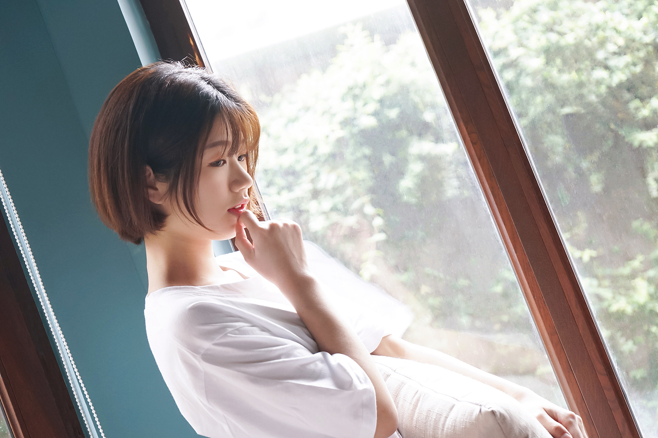 室内人像之短发少女