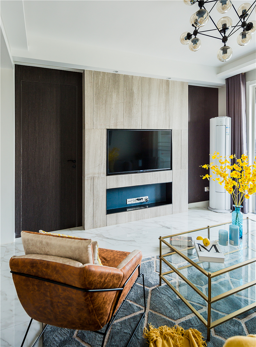 电视背景墙的设计暗藏“心机”。隐形门不仅没有破坏整体感,反而利用起来,刚好作为电视背景的一部分,丝毫没有突兀感。