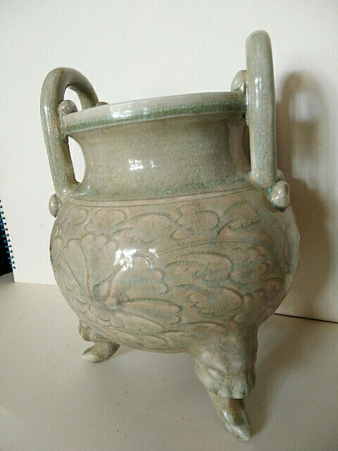 宋代早期青瓷双立耳三兽足刻花人物人香灶