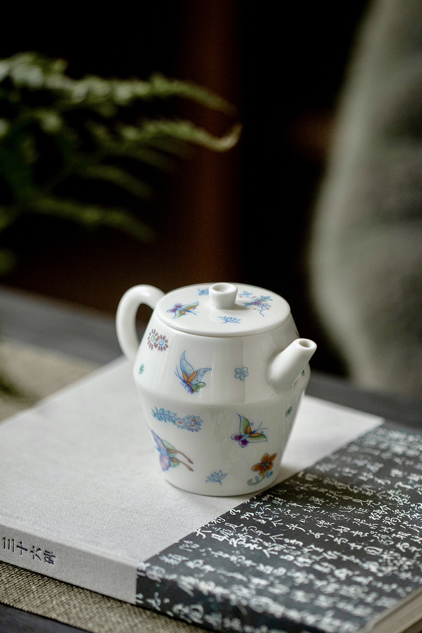 茶具｜仿古蝶恋花直筒壶（图ZMzI3MjM4NjEy） - 产品摄影 - 站酷设计师物集志原创素材 - 站酷ZCOOL