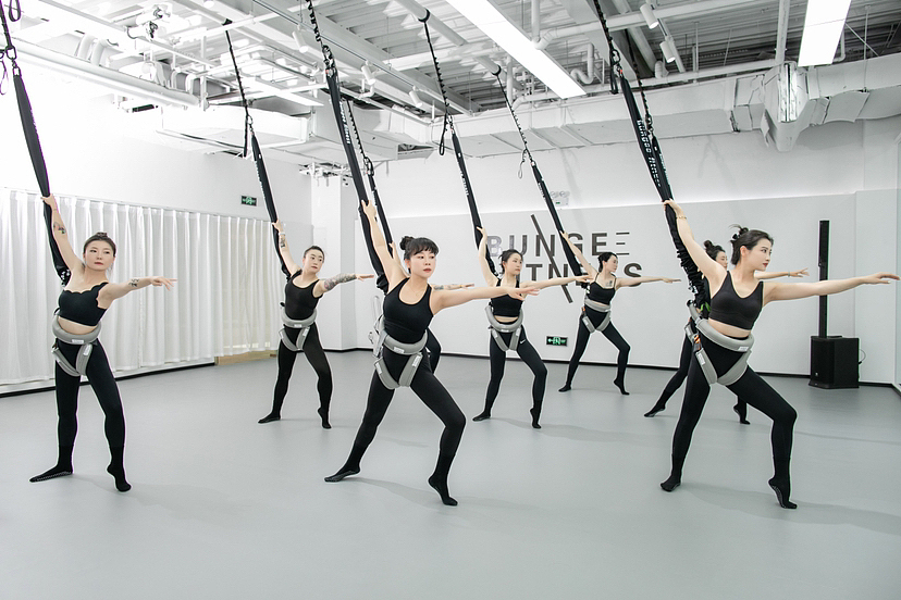 室内蹦极（图ZMzUyNDE0OTAw） - 时尚/艺术摄影 - 站酷设计师喂马摄影原创素材 - 站酷ZCOOL