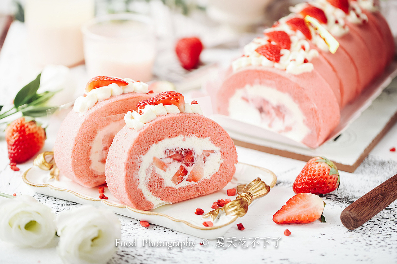 一组草莓卷